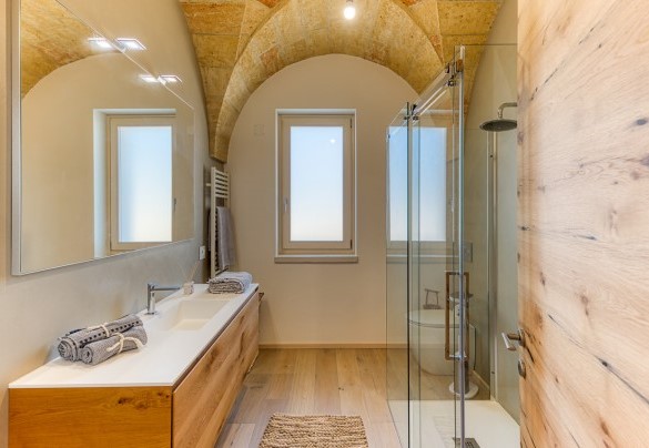 Bagno con doccia n.1 adiacente alle camere nella villa principale - Villa Porta Azzurra