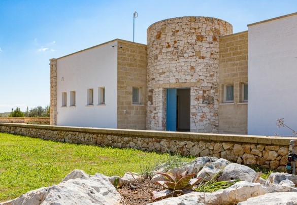 Il caratteristico ingresso circolare in pietra della villa principale – Villa Porta Azzurra