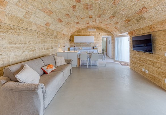 Ampio living (con divano letto matrimoniale) in annesso, con solai con volte a botte e pareti in pietra – Villa Porta Azzurra