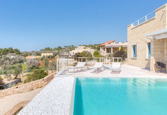 La rigogliosa vegetazione di macchia mediterranea cinge quasi completamente la proprietà per tutto il suo perimetro recintato - Villa Porta Azzurra