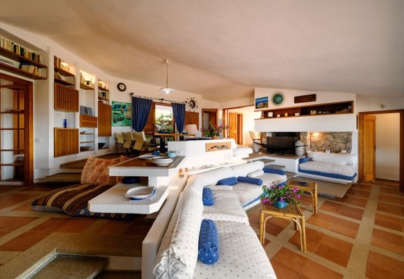 Il soggiorno è il cuore della villa con accessi alle camere e alla cucina - Villa Portobello