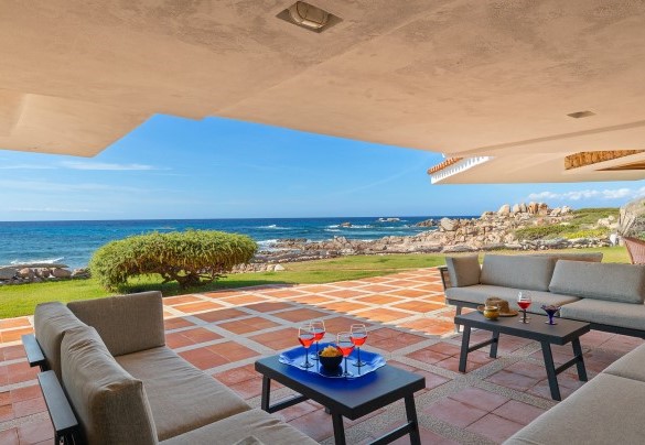 Patio coperto con area lounge  vista mare - Villa Portobello