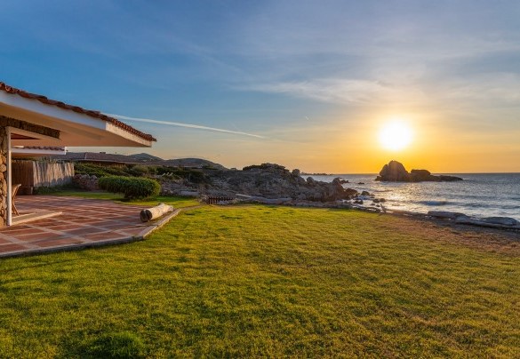 Il verde del giardino si fonde con il blu intenso della costa  - Villa Portobello