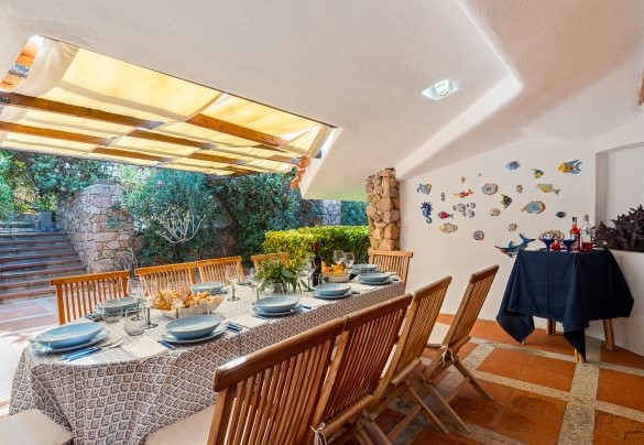 L’area esterna con tavolo da pranzo  - Villa Portobello