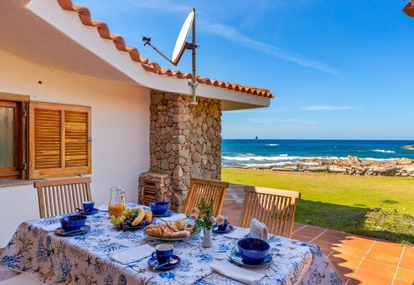 Tavolo panoramico allestito per colazioni all’aperto - Villa Portobello