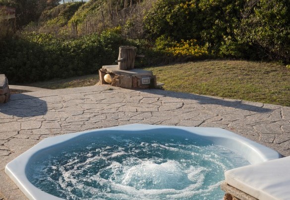 L’area prendisole si completa di vasca idromassaggio (non riscaldata) - Villa Portobello