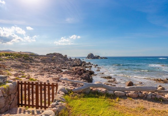 Un passaggio naturale che conduce direttamente alla scoperta della scogliera  - Villa Portobello