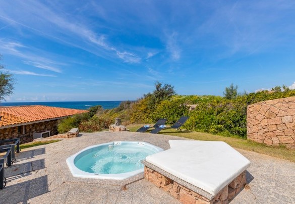 L’are prendisole si completa di vasca idromassaggio (non riscaldata) - Villa Portobello