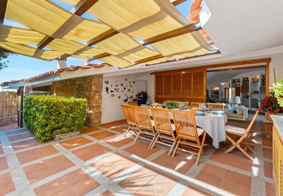 L’area esterna con tavolo da pranzo all’uscita della cucina con accanto il barbecue - Villa Portobello