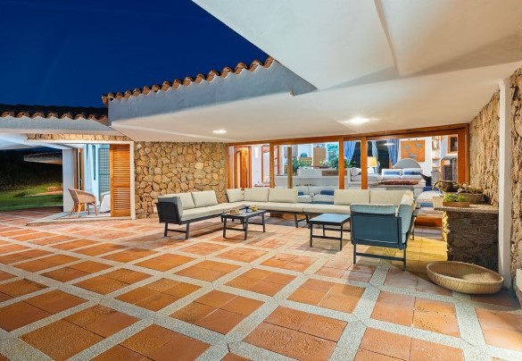 Patio coperto con area lounge  vista mare - Villa Portobello