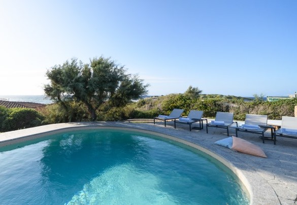 La piscina dalla forma ovale con profondità progressiva fino a 2 metri - Villa Portobello