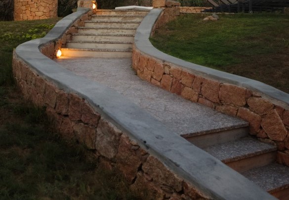 La scalinata che collega la villa con la piscina in posizione rialzata - Villa Portobello