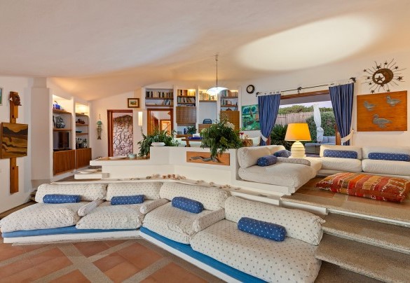 Il soggiorno è il cuore della villa con accessi alle camere e alla cucina - Villa Portobello