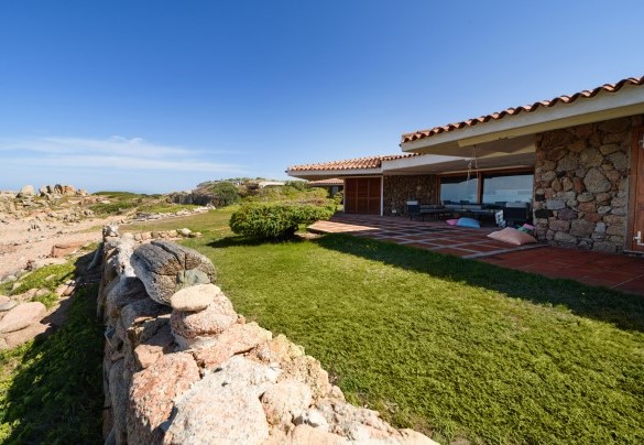 Una recinzione di muretti a secco delimita la proprietà con accesso diretto alla spiaggia tramite cancello  - Villa Portobello