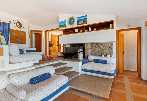 Il soggiorno è il cuore della villa con accessi alle camere e alla cucina - Villa Portobello