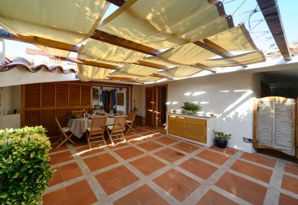 L’area esterna con tavolo da pranzo all’uscita della cucina con accanto il barbecue - Villa Portobello