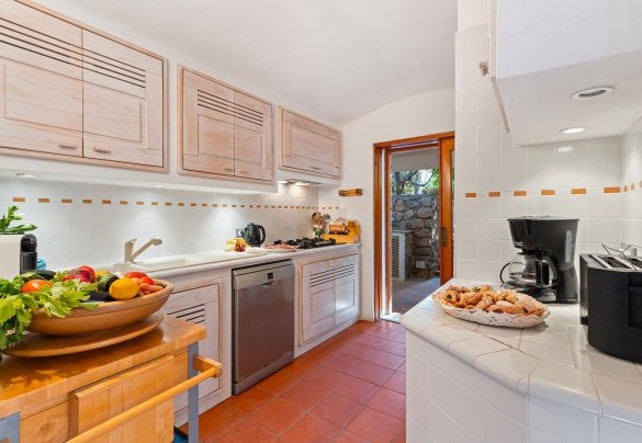 La cucina ha accesso diretto alla zona pranzo esterna - Villa Portobello