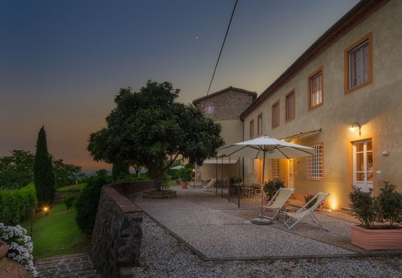 Tutta la splendida proprietà illuminata di notte - Villa Primo Sole 
