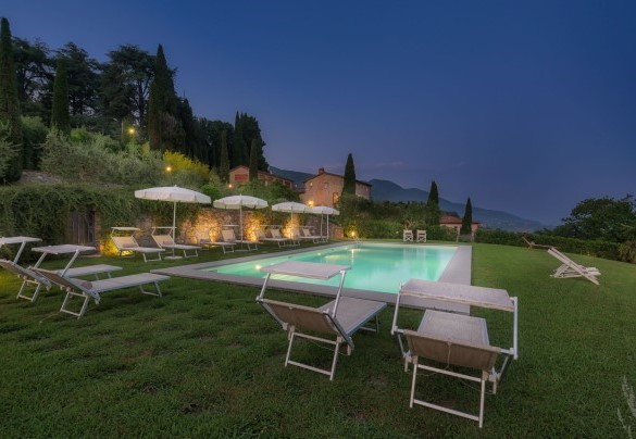 La piscina e la villa sullo sfondo - Villa Primo Sole 