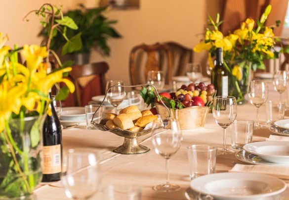 Dettaglio della sala da pranzo con il tavolo imbandito per pranzi importanti - Villa Primo Sole  