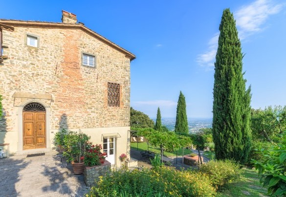 L’accudito giardino che circonda la villa e la piscina - Villa Primo Sole  