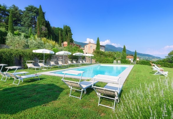 La piscina è collocata all'interno del parco della proprietà - Villa Primo Sole  