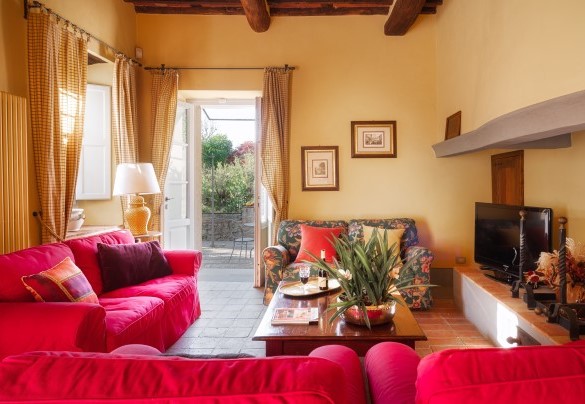Salotto al piano terra App. 1 con caminetto ornamentale - Villa Primo Sole  