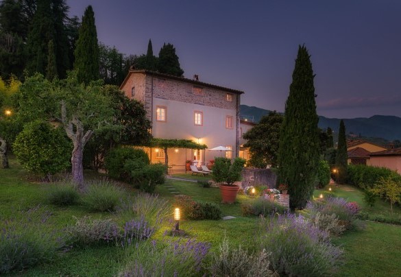 La casa abbracciata dal meraviglioso giardino - Villa Primo Sole 