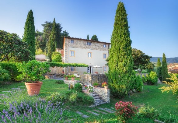 La villa ha un fascino tipico toscano a cui fa da cornice un giardino rigoglioso e curato - Villa Primo Sole   