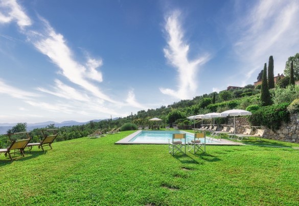 Il solarium adagiato sul verde prato - Villa Primo Sole 