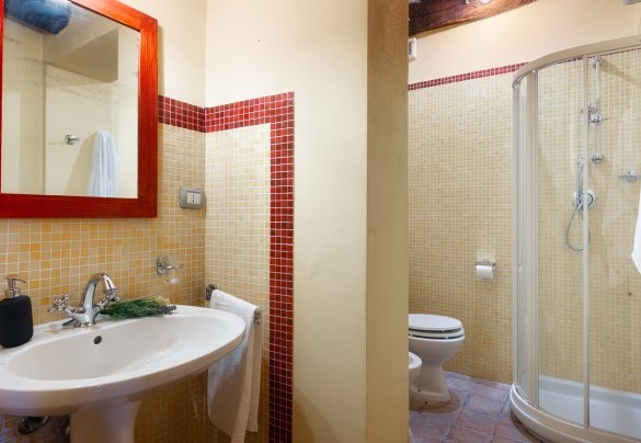 Bagno con doccia n.6 al piano terra App. 3 - Villa Primo Sole