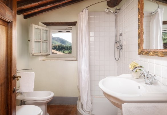 Bagno con doccia n.4 al secondo piano App. 1 - Villa Primo Sole