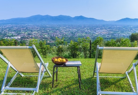 La proprietà è immersa in un incantevole contesto collinare tipico della valle del Serchio - Villa Primo Sole