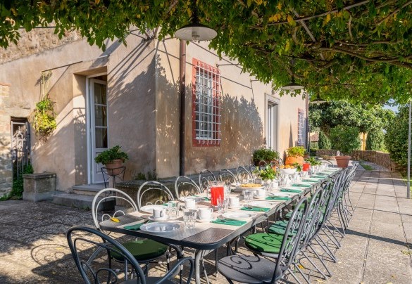 Il grazioso pergolato con il tavolo preparato per mangiare all'aperto - Villa Primo Sole
