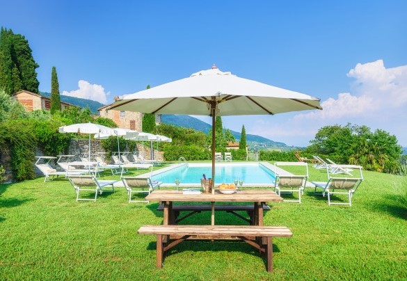 La piscina misura 6 x 14 m con una profondità variabile da 1,20 a 1,80 m - Villa Primo Sole  