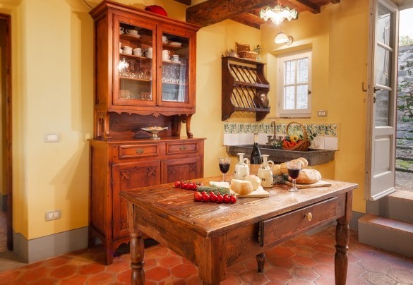 Cucina spaziosa in stile toscano, al piano terra App. 1 - Villa Primo Sole  