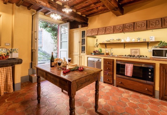 Cucina con uscita diretta, al piano terra App. 1 - Villa Primo Sole  