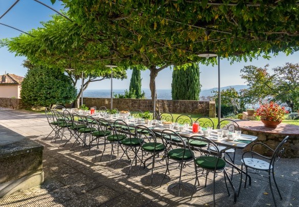 Ampio tavolo all’ombra della pergola di glicine - Villa Primo Sole 