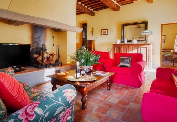 Salotto con caminetto ornamentale e angolo tv al piano terra App. 1 - Villa Primo Sole  