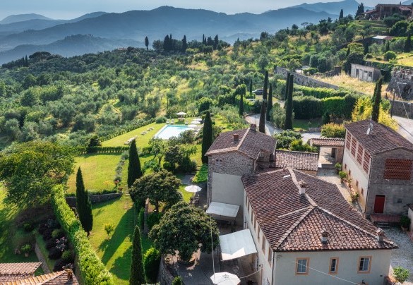 La proprietà si adagia sulle dolci colline a pochi chilometri da Lucca - Villa Primo Sole  