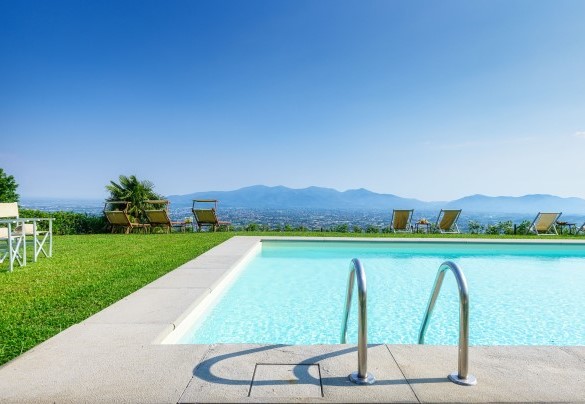 Il panorama mozzafiato dalla piscina verso le colline toscane - Villa Primo Sole  