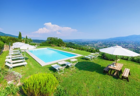 L’accattivante zona solarium contorna la piscina depurata a sale - Villa Primo Sole 
