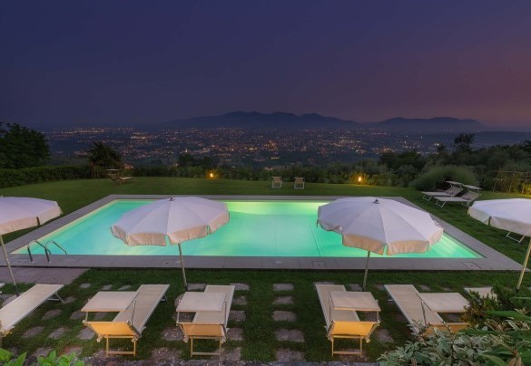 La panoramica piscina illuminata di notte - Villa Primo Sole   