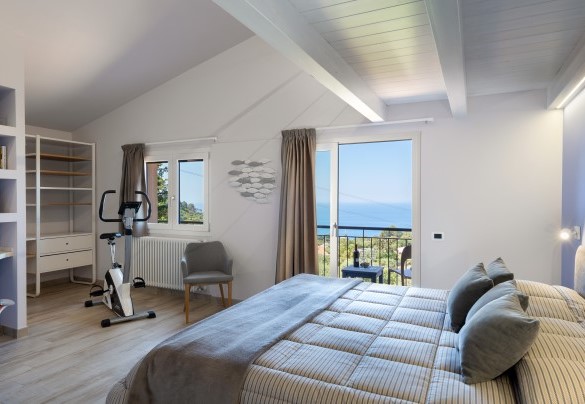 Camera matrimoniale con soppalco e bagno ensuite al primo piano – Villa Provenza