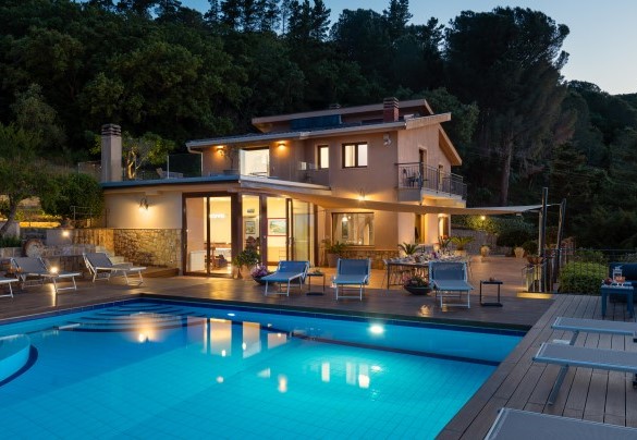 La zona esterna illuminata di sera – Villa Provenza