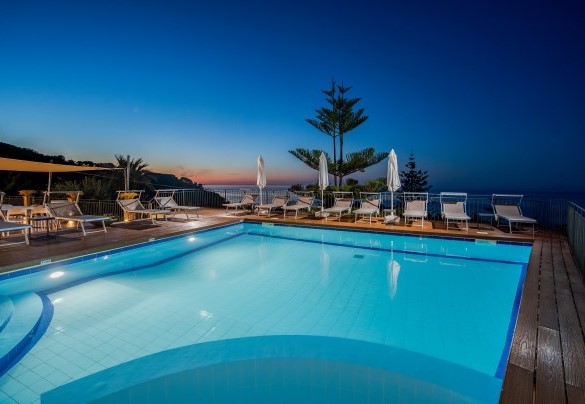 Piscina illuminata di sera - Villa Provenza