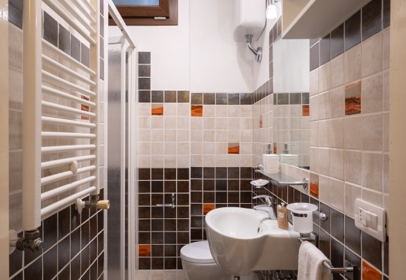 Bagno ensuite con doccia al piano terra – Villa Provenza