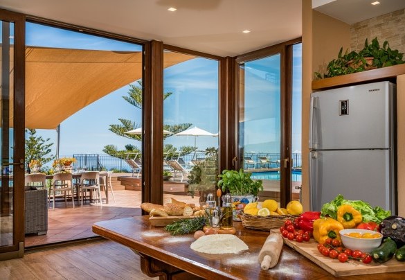 La cucina con ampia uscita nella zona pranzo esterna - Villa Provenza