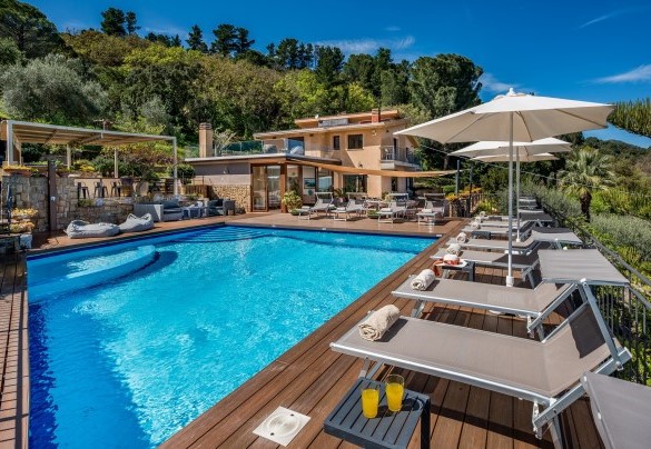 Piscina con scala romana - Villa Provenza