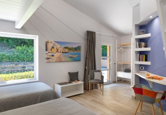 Camera doppia con soppalco e bagno ensuite al primo piano – Villa Provenza
